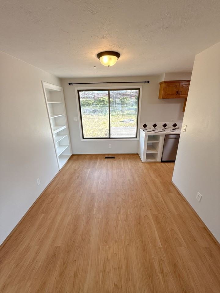 1735 Carlson Dr - Photo 5 of 23