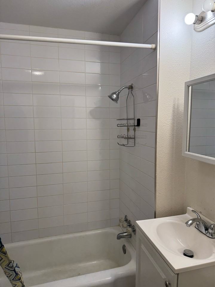 1639 Holland Ave #4 - Photo 3 of 11