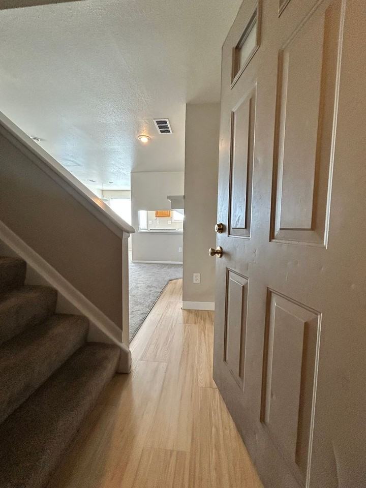 3021 Kings Ridge Blvd #2 - Photo 4 of 15