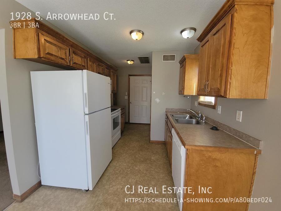 1928 S Arrowhead Ct - Photo 3 of 11