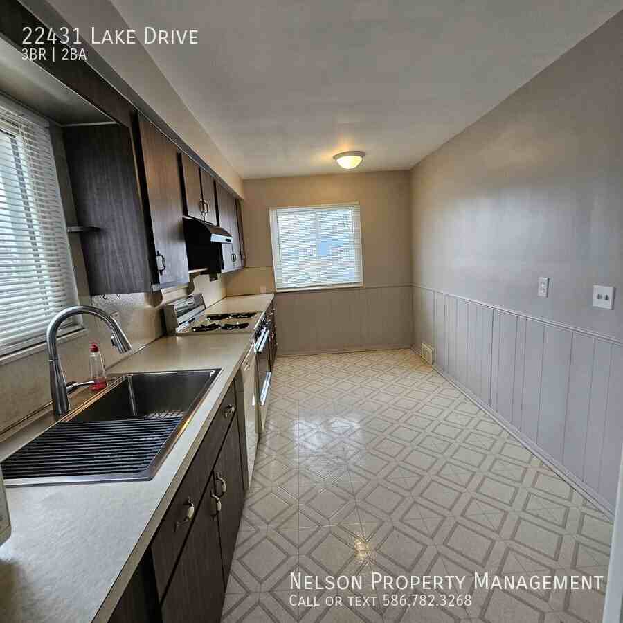 22431 Lake Dr - Photo 5 of 29