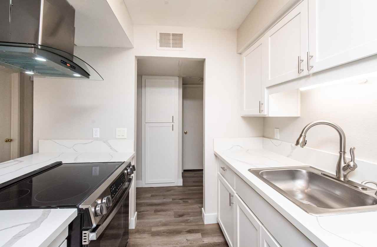 Capitol Manor Apartments - Photo 2 of 35