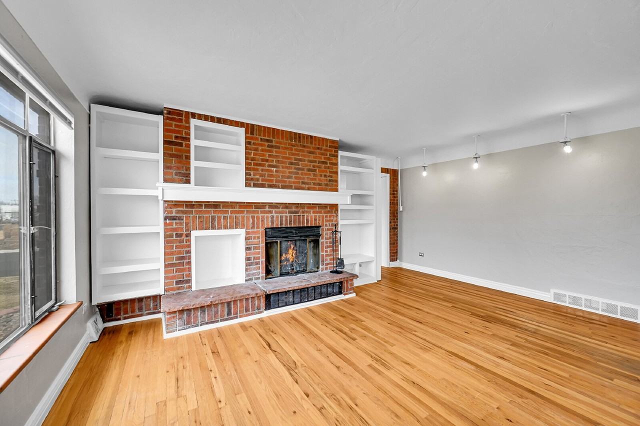 2060 Oneida St - Photo 2 of 34