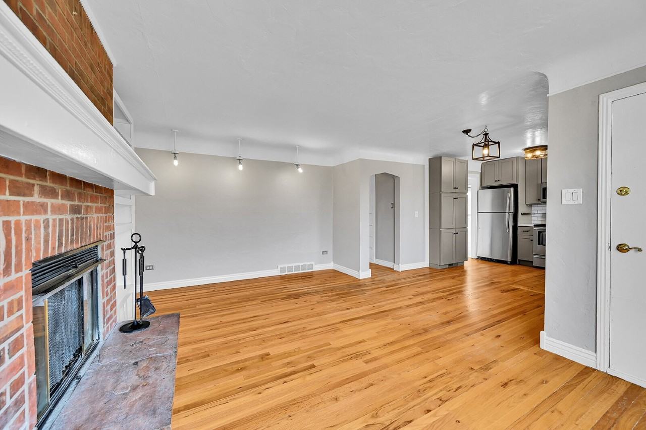 2060 Oneida St - Photo 4 of 34