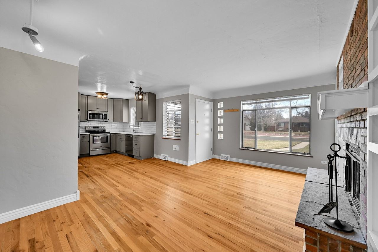 2060 Oneida St - Photo 5 of 34