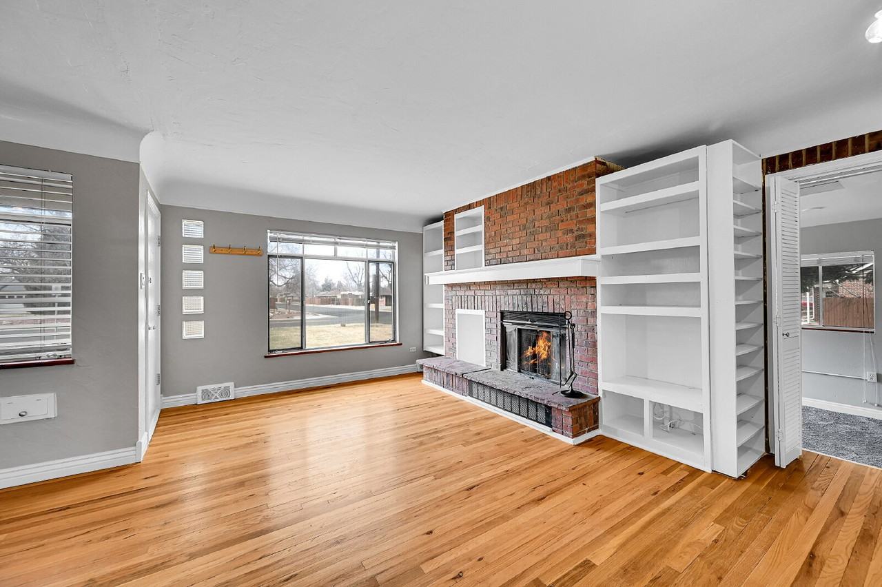 2060 Oneida St - Photo 6 of 34