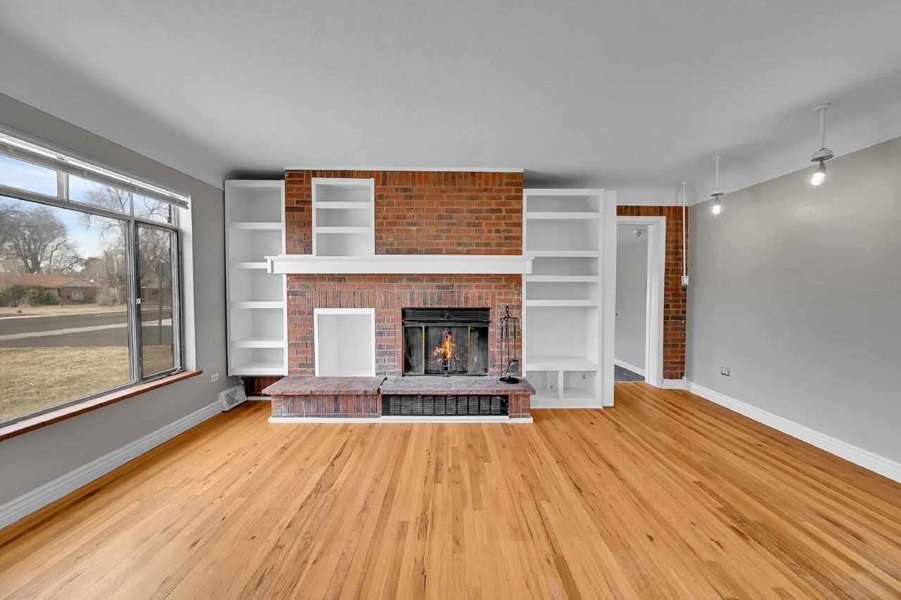 2060 Oneida St - Photo 7 of 34