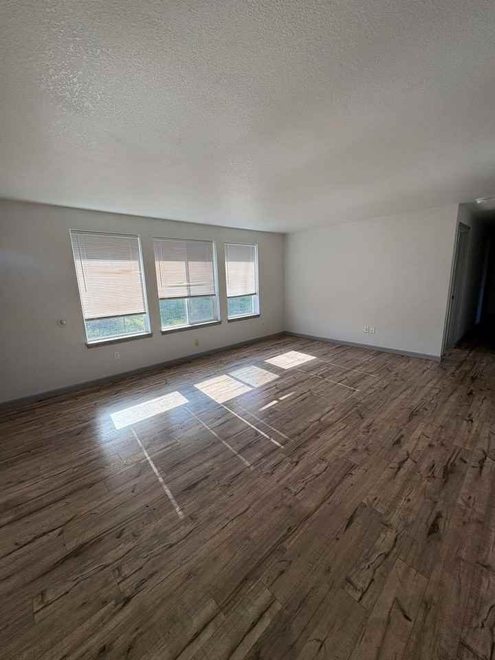 390 Benson St - Photo 3 of 12