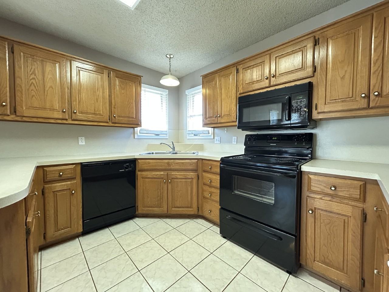 101 Utica Ave - Photo 4 of 14