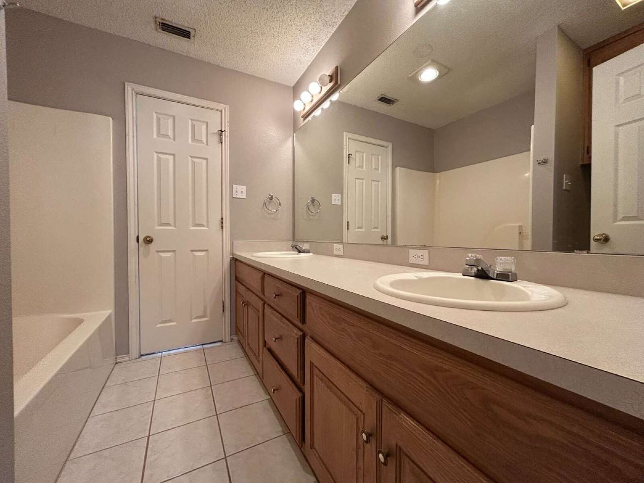 101 Utica Ave - Photo 7 of 14