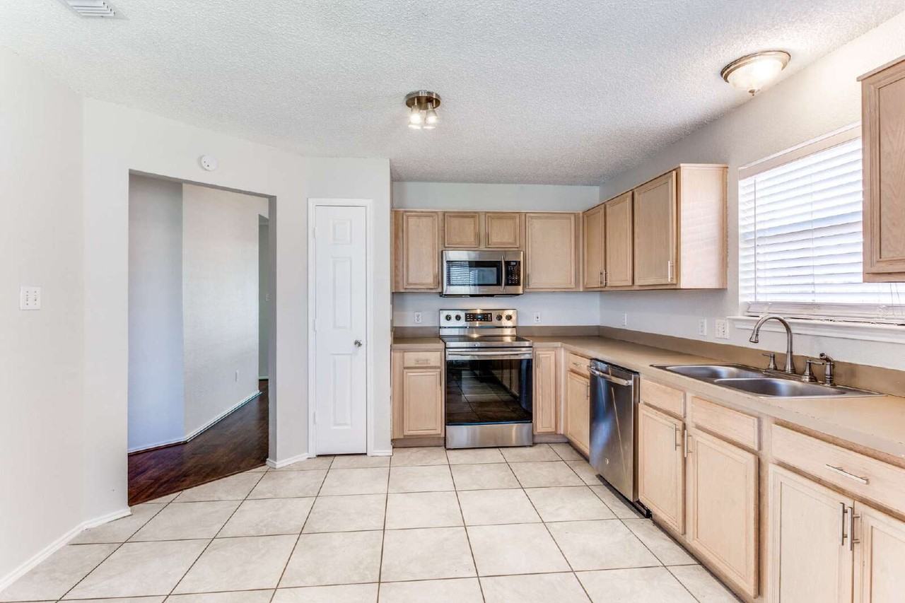 8049 Cannonwood Dr - Photo 5 of 25