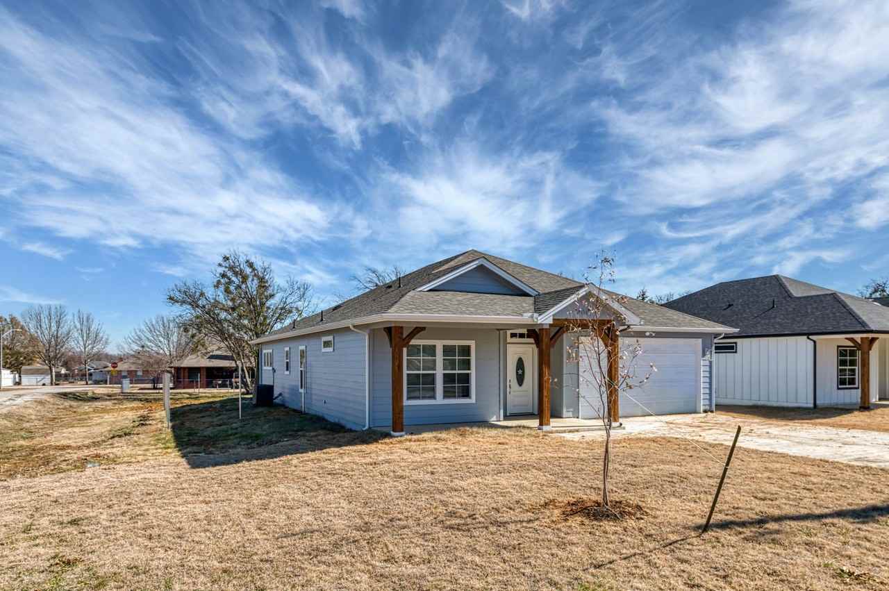 200 Oak St - Photo 2 of 36