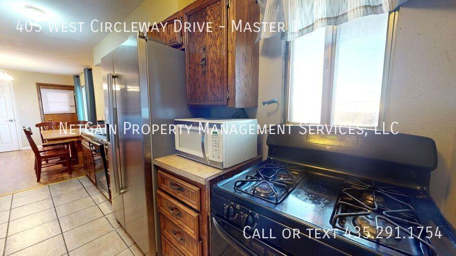 405 Circleway Dr - Photo 7 of 26