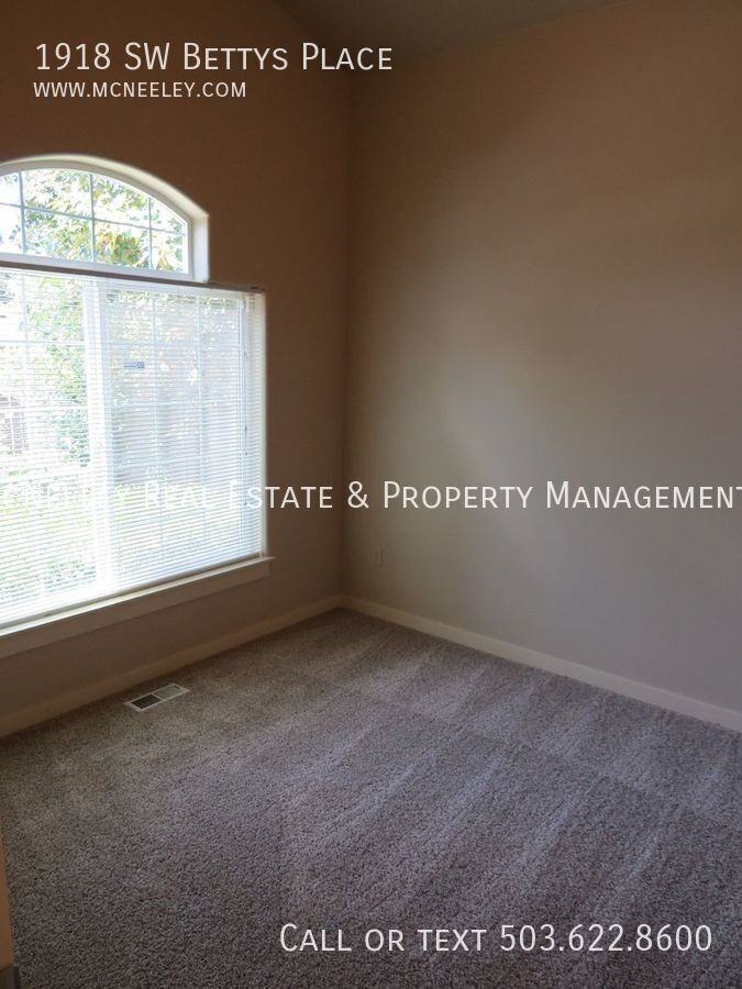 1918 Sw Bettys Pl - Photo 4 of 40