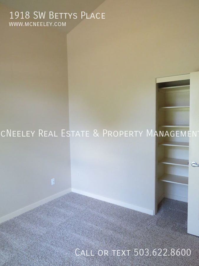 1918 Sw Bettys Pl - Photo 5 of 40