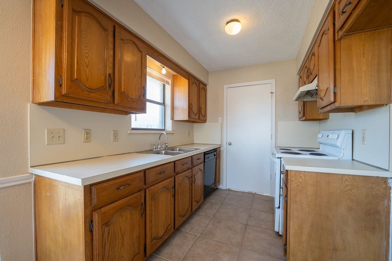 1107 Valley View Dr - Photo 3 of 10