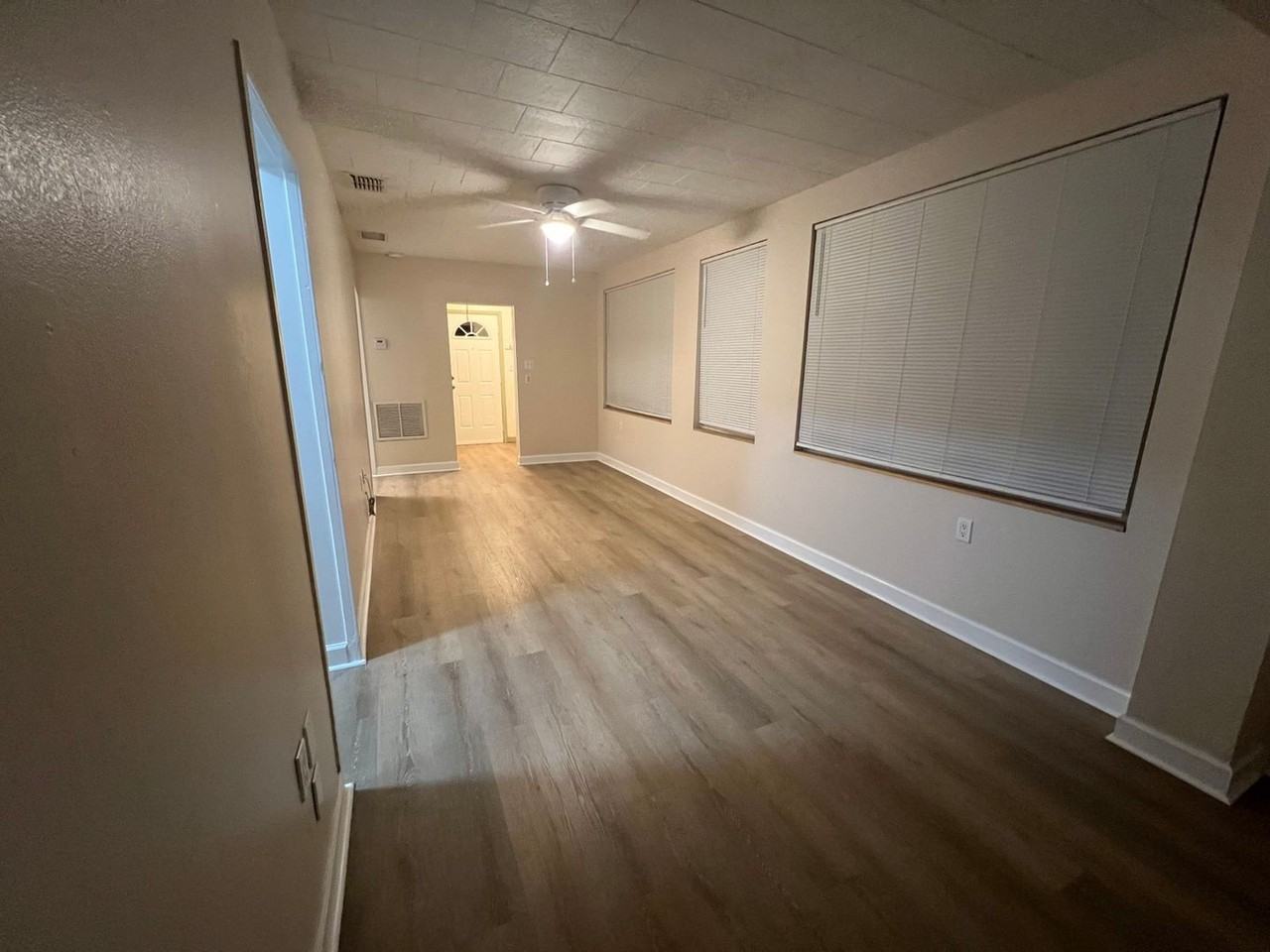 2540 Elyria Ave - Photo 2 of 28