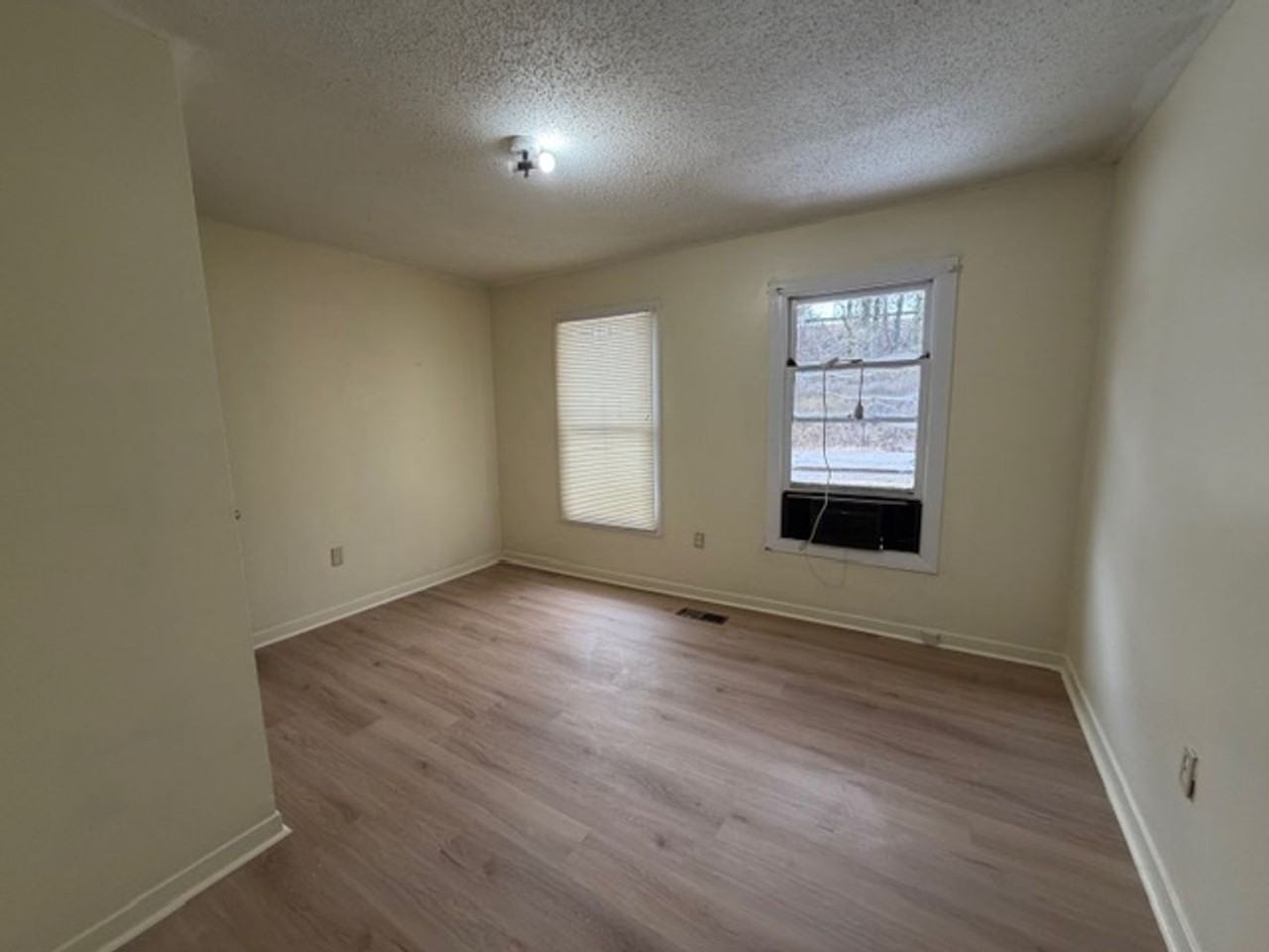 470 Linda Dr Se - Photo 6 of 12