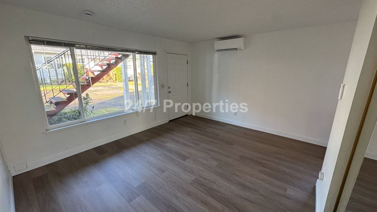 1422 Se 29th Ave #2 - Photo 2 of 9