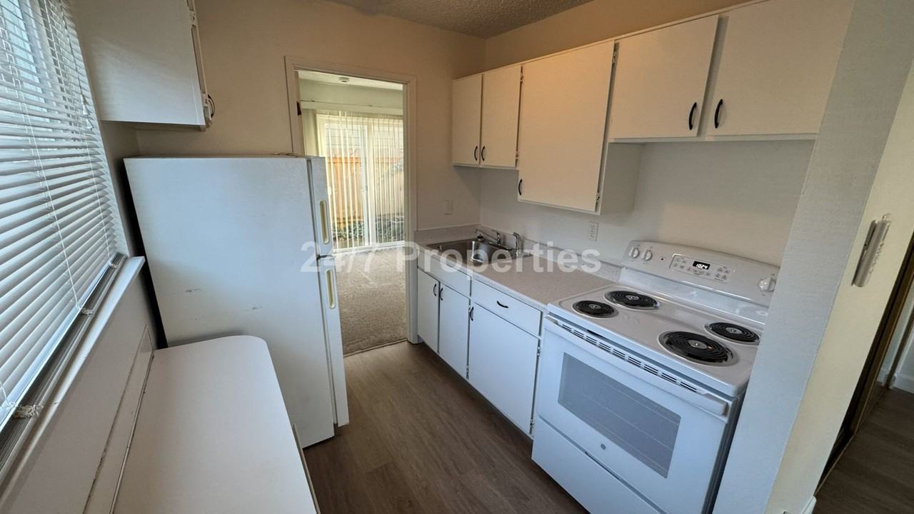 1422 Se 29th Ave #2 - Photo 3 of 9