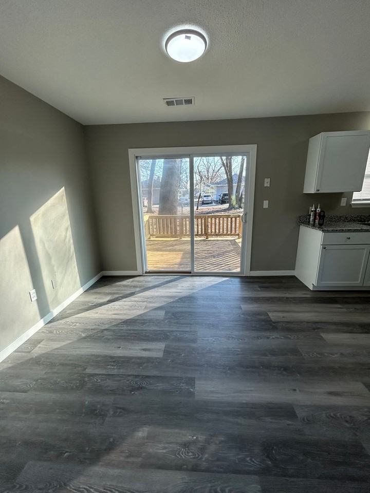 516 E Park St - Photo 5 of 13