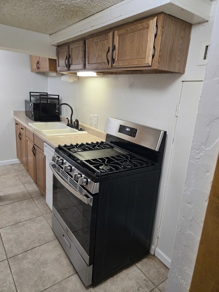 1205 W Sylvan Dr #2A - Photo 5 of 9