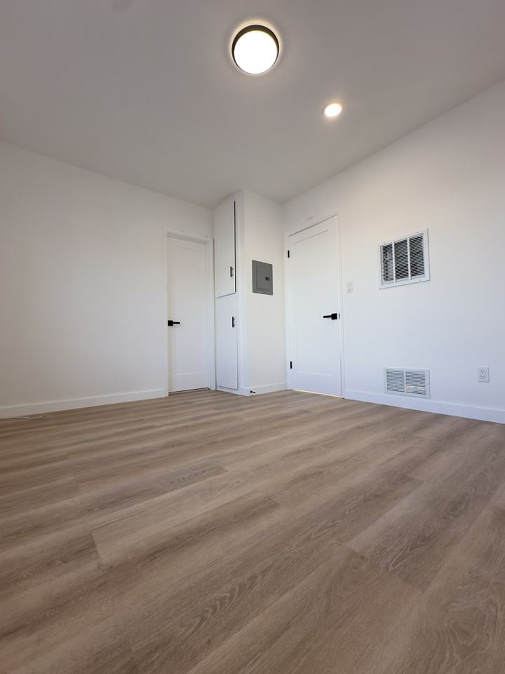 1027 Euclid St #C - Photo 3 of 12