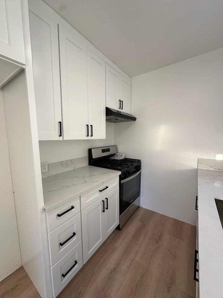 1027 Euclid St #C - Photo 4 of 12