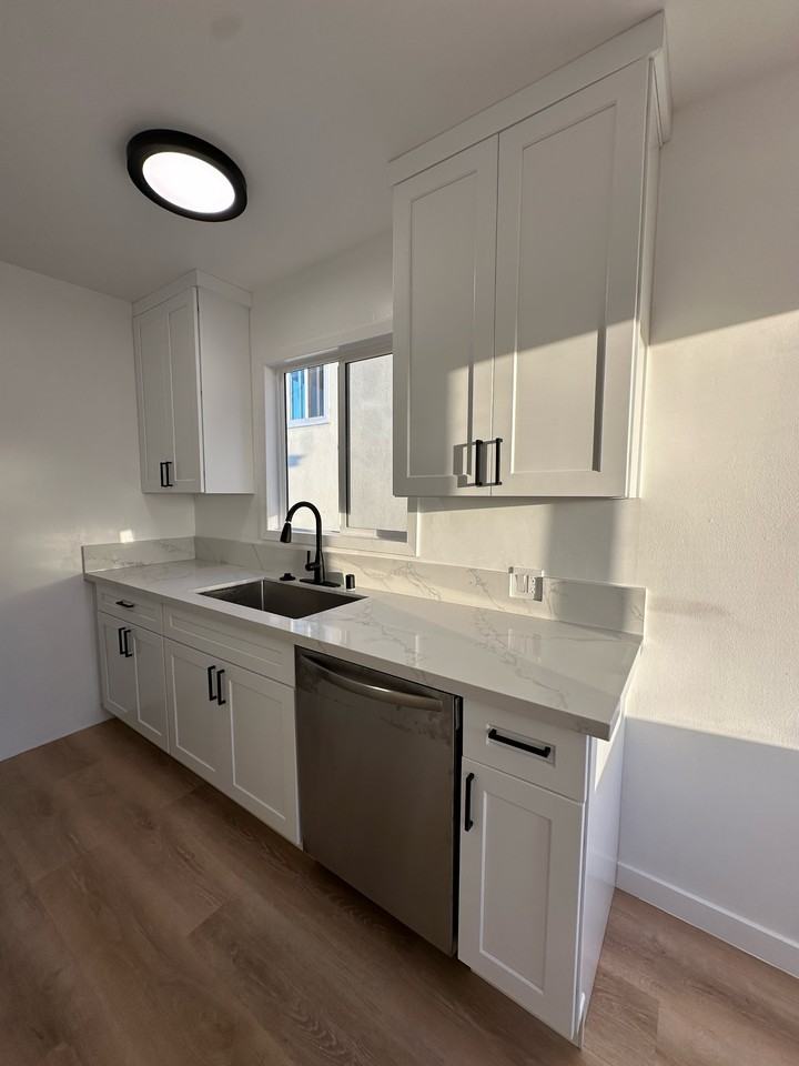 1027 Euclid St #C - Photo 5 of 12