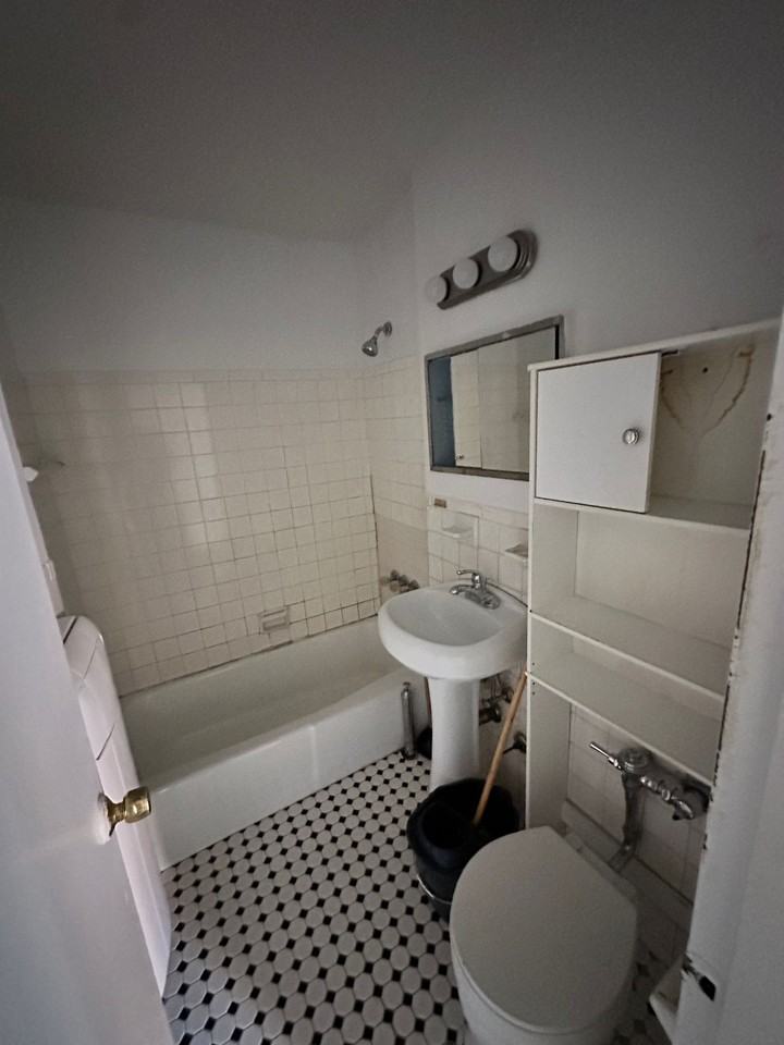 2534 Crescent St #1A - Photo 4 of 7