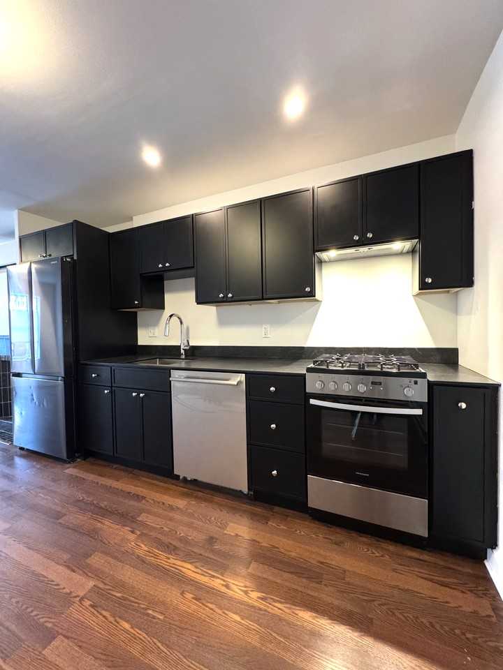 392 Quincy St - Photo 3 of 11