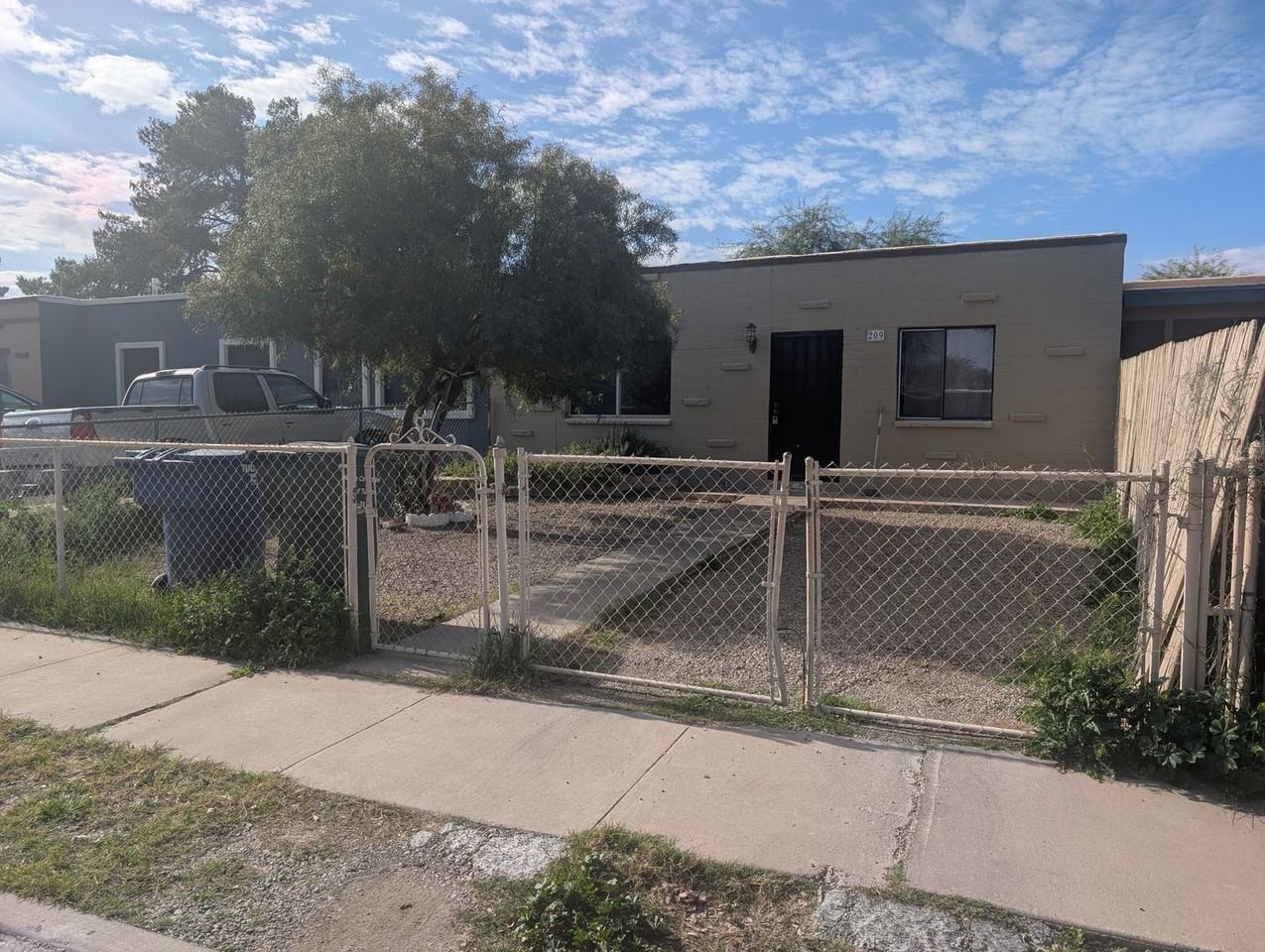 209 W Finedale St - Photo 2 of 11