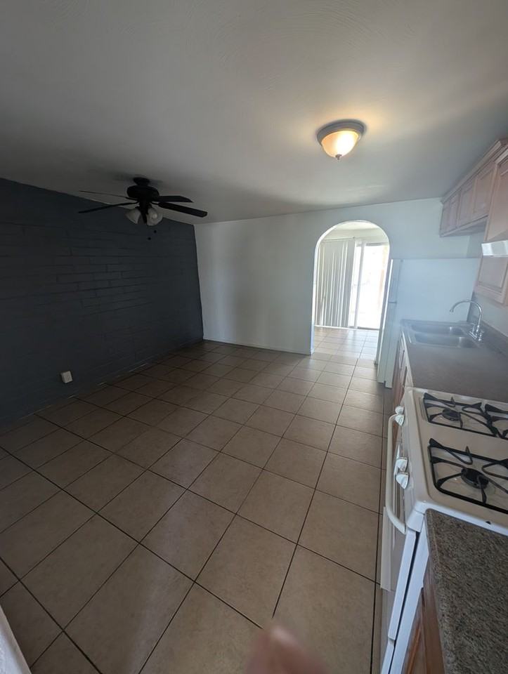 209 W Finedale St - Photo 4 of 11