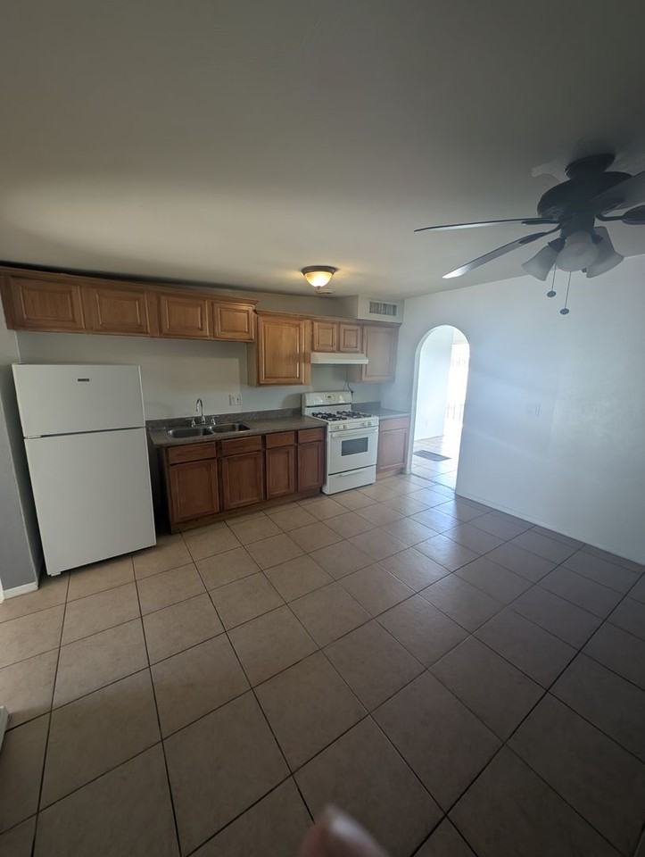 209 W Finedale St - Photo 5 of 11