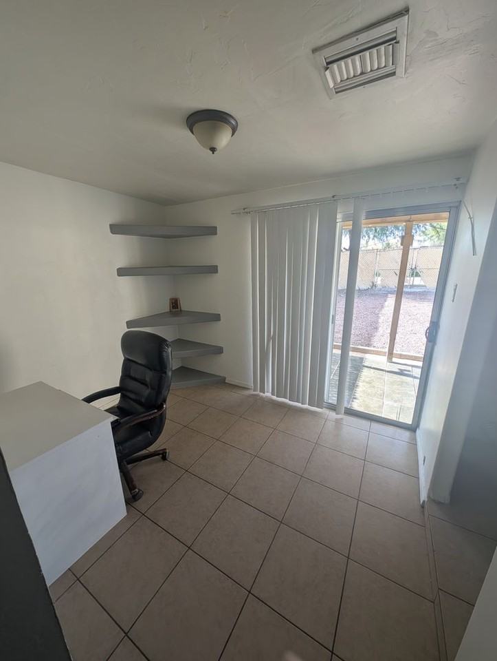 209 W Finedale St - Photo 6 of 11