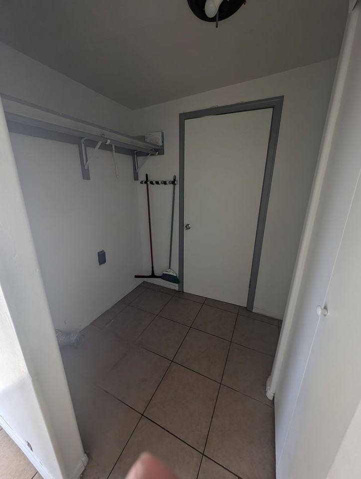 209 W Finedale St - Photo 7 of 11