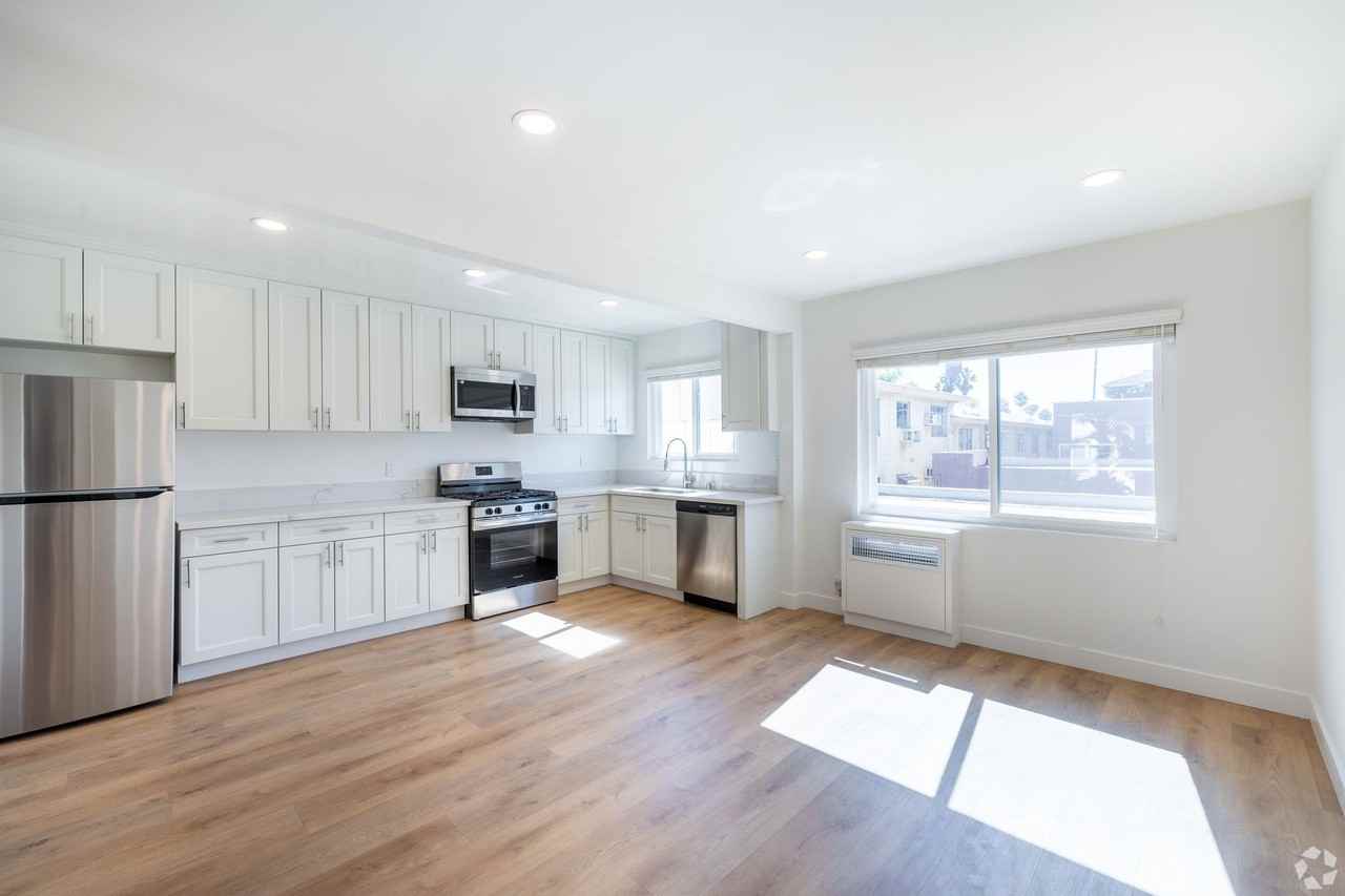 Bright & Spacious Renovated Apartments – Prime West Hollywood Location - Photo 3 of 12