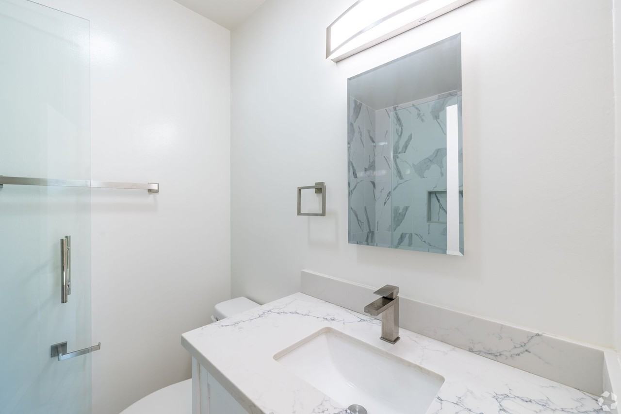 Bright & Spacious Renovated Apartments – Prime West Hollywood Location - Photo 4 of 12