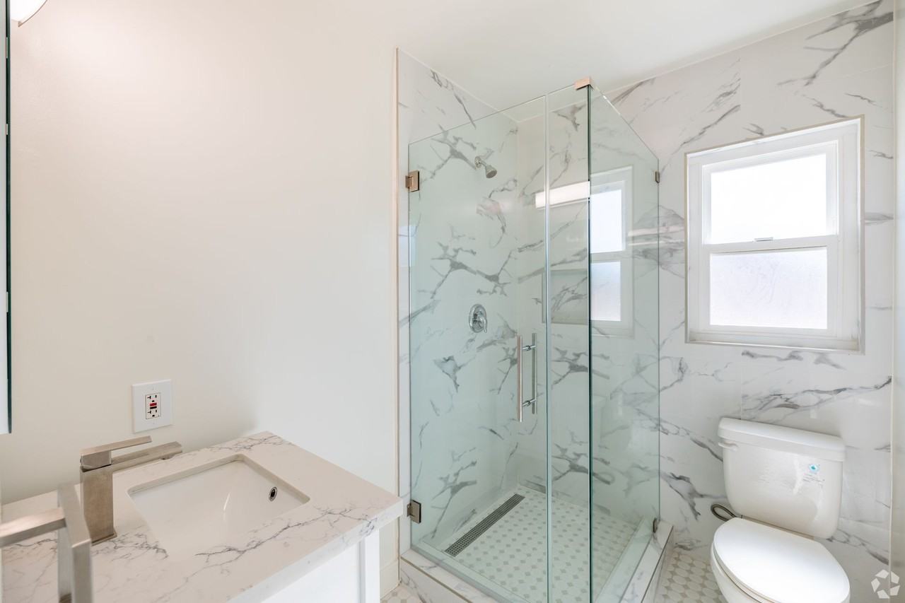 Bright & Spacious Renovated Apartments – Prime West Hollywood Location - Photo 5 of 12