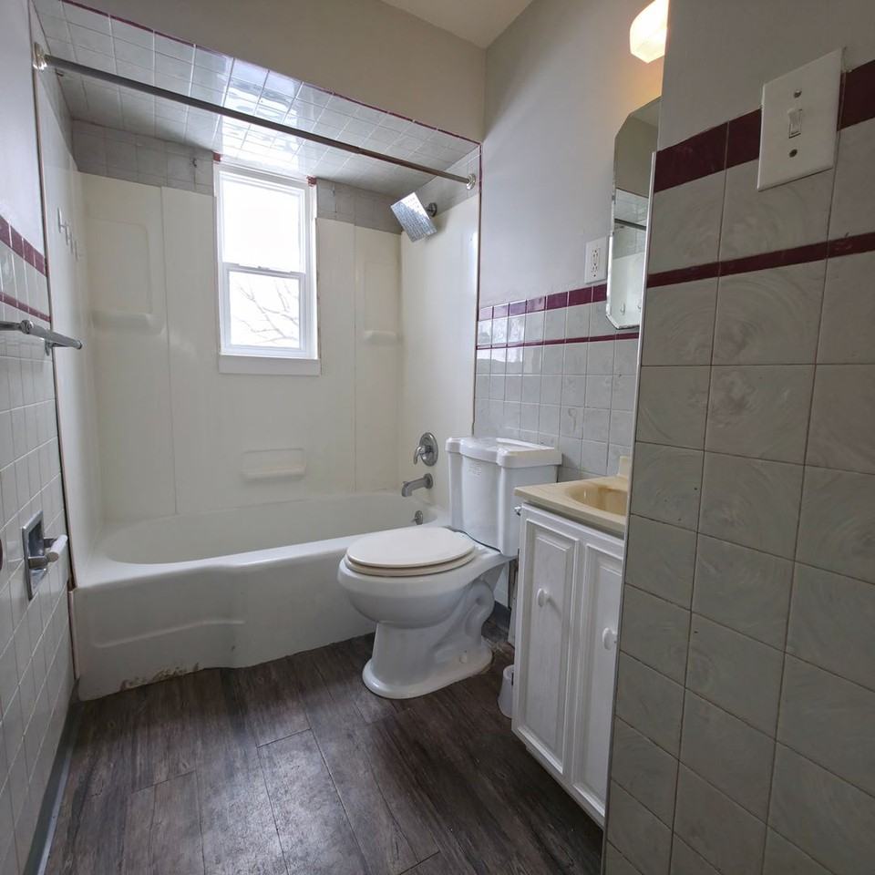 875 E 258th St - Photo 4 of 10