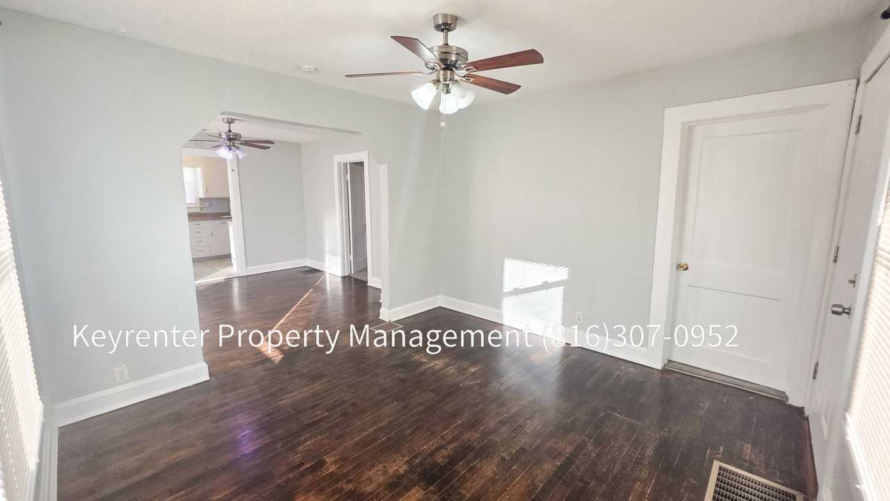 926 S Logan Ave - Photo 4 of 15