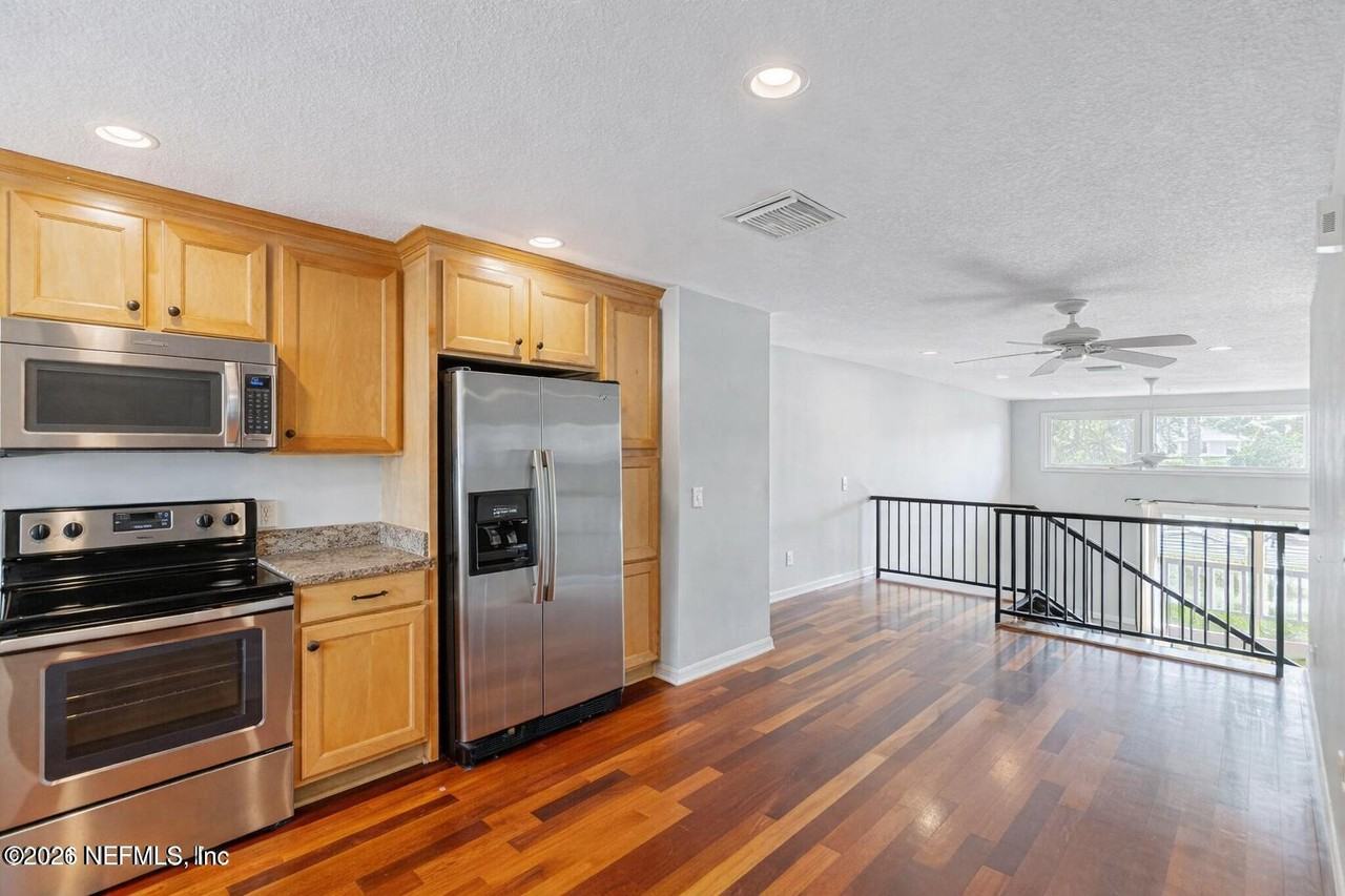 445 8th Ave N #445D - Photo 7 of 27