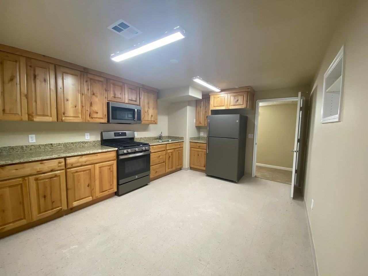 1045 N Canyon St - Photo 4 of 22