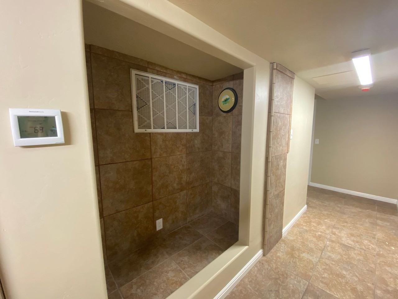 1045 N Canyon St - Photo 6 of 22