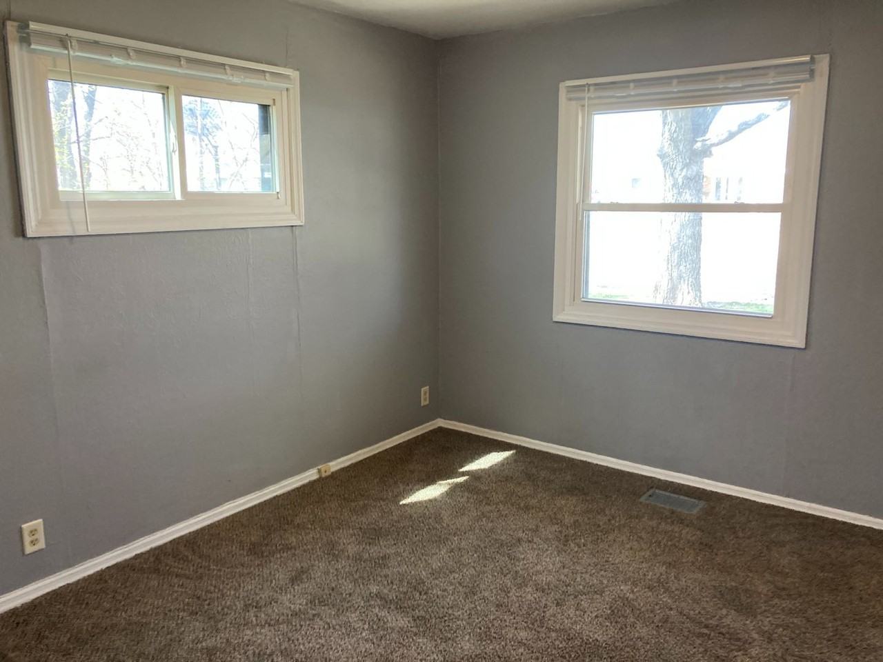 431 Dodge St - Photo 4 of 7