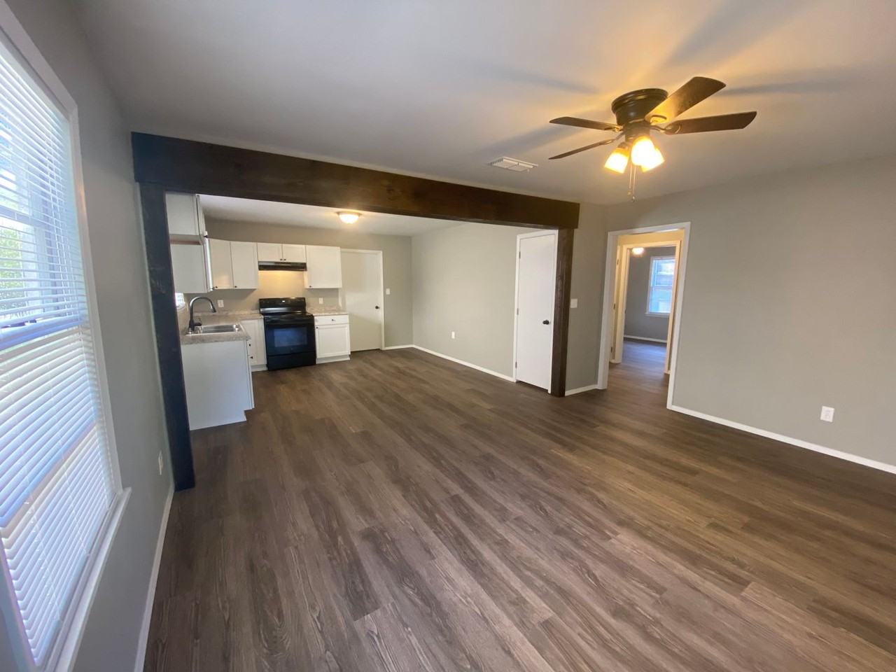 206 Pecan St - Photo 3 of 24