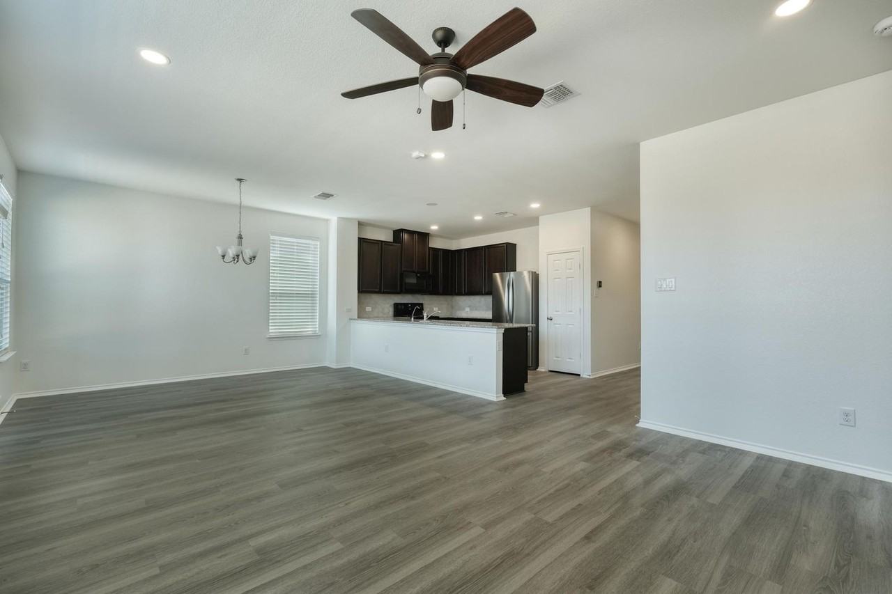 13813 James Garfield St - Photo 4 of 12