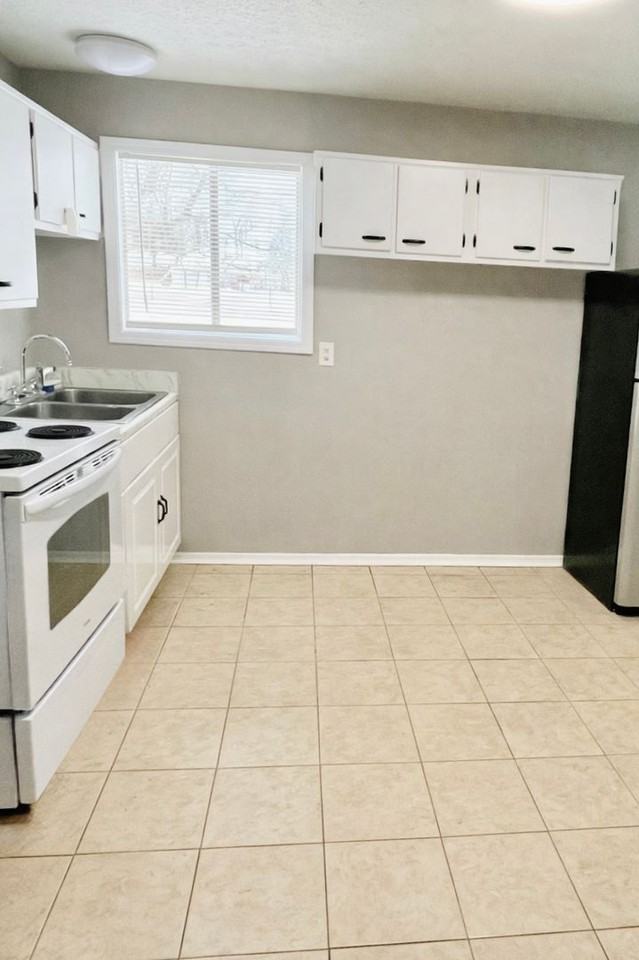 810 Sinclair St - Photo 3 of 19