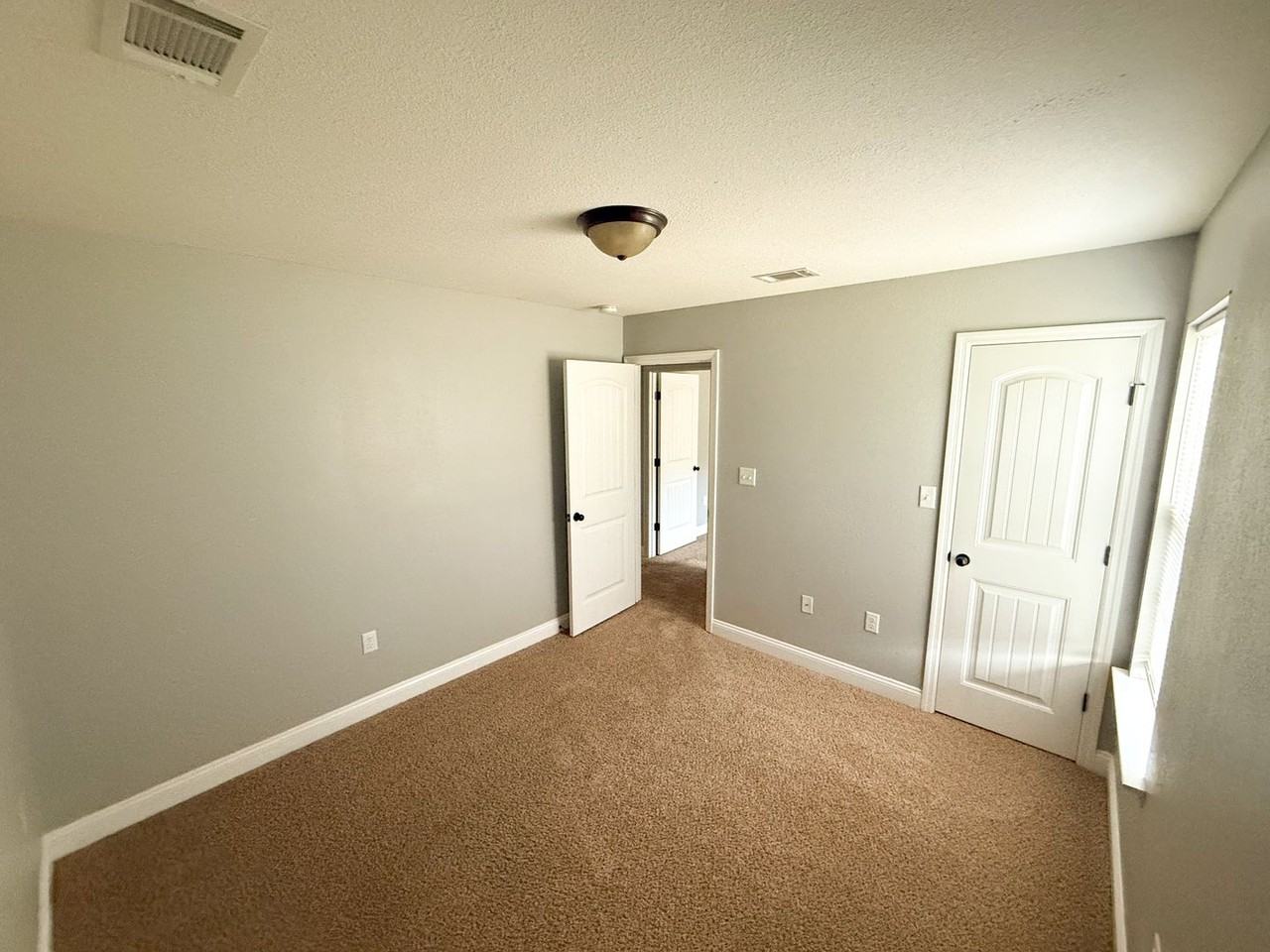 4646 Stonewall Cir - Photo 4 of 11