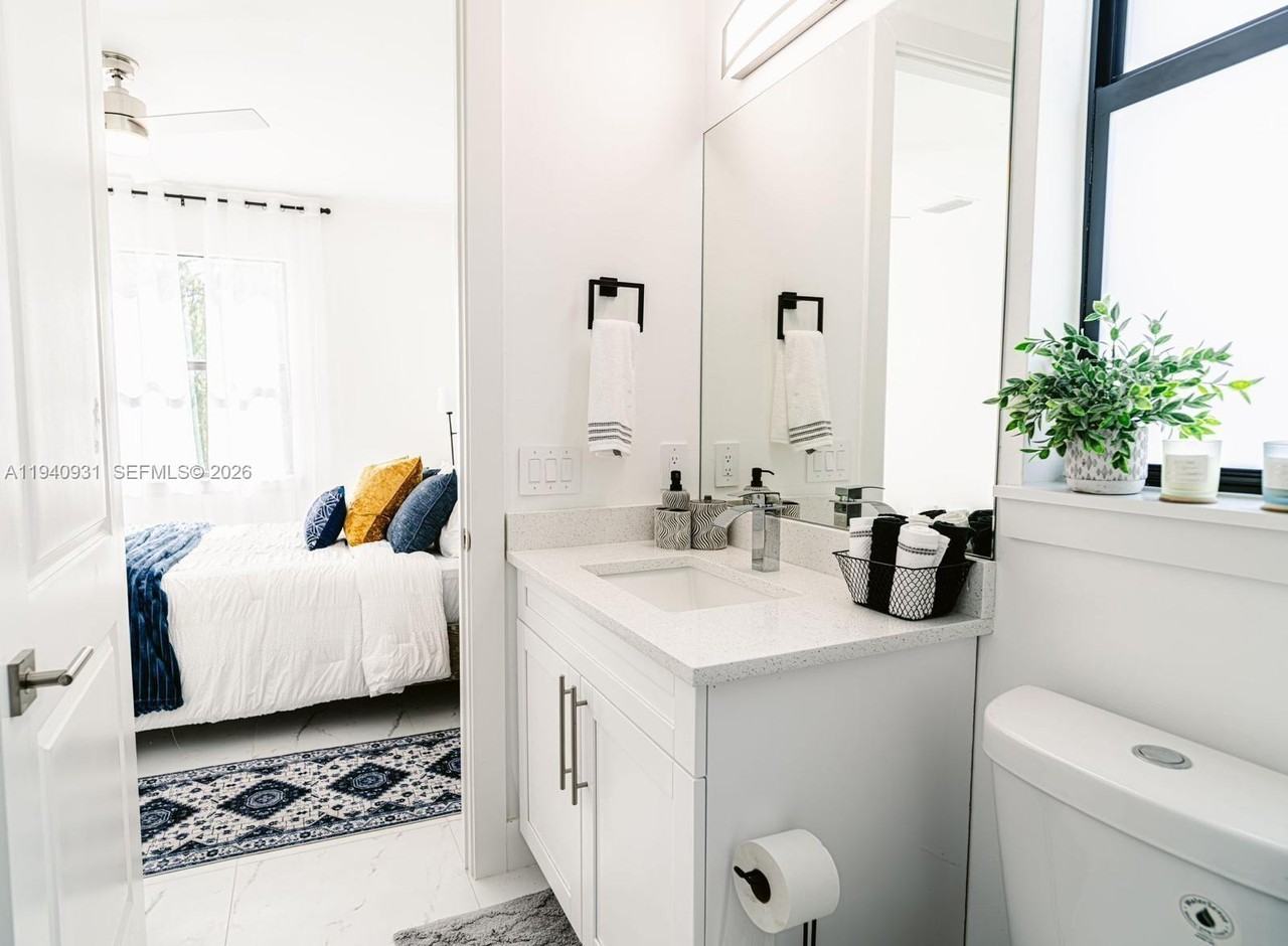 1516 W 12th St #1516-1 - Photo 7 of 10